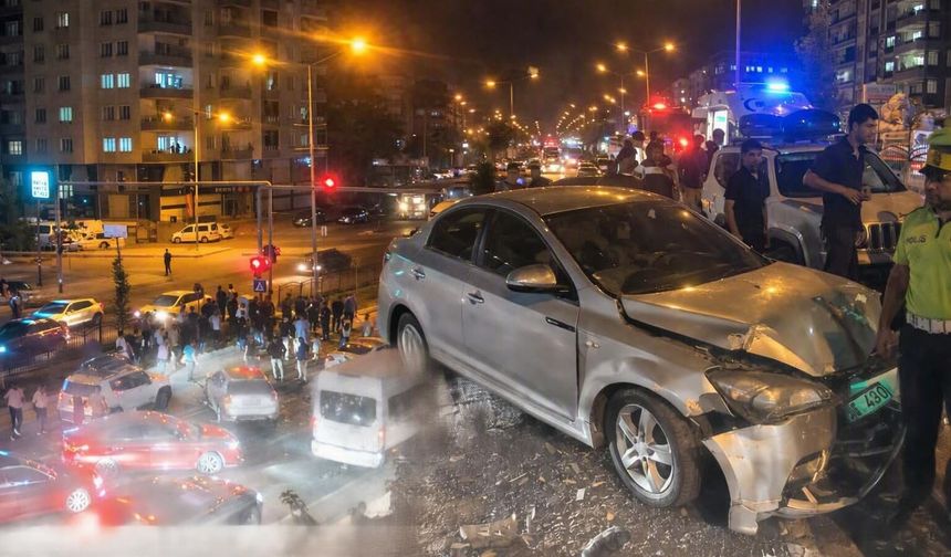 Batman Çevre Yolunda Korkutan Kaza: Kontrolden Çıkan Araç Refüje Çıktı, 4 Yaralı!