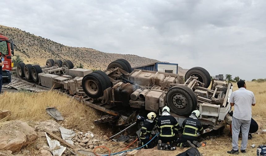 Batman-Hasankeyf Yolunda Tır Dehşeti: Sürücü Hayatını Kaybetti