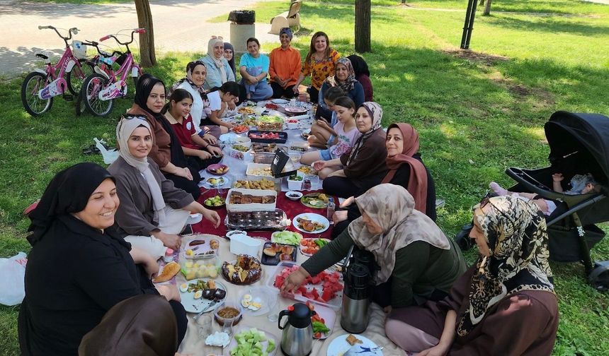 ÇATOM’da Mezuniyet Coşkusu: Kursiyerler Hem Öğrendi Hem Eğlendi