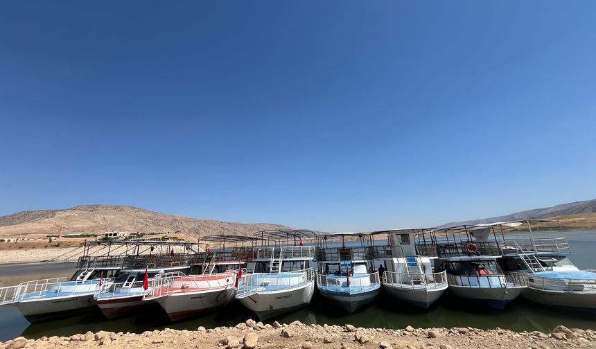 Hasankeyf’te Tekneler Kıyıya Çekildi! Turistler Tekne Turundan Mahrum Kaldı