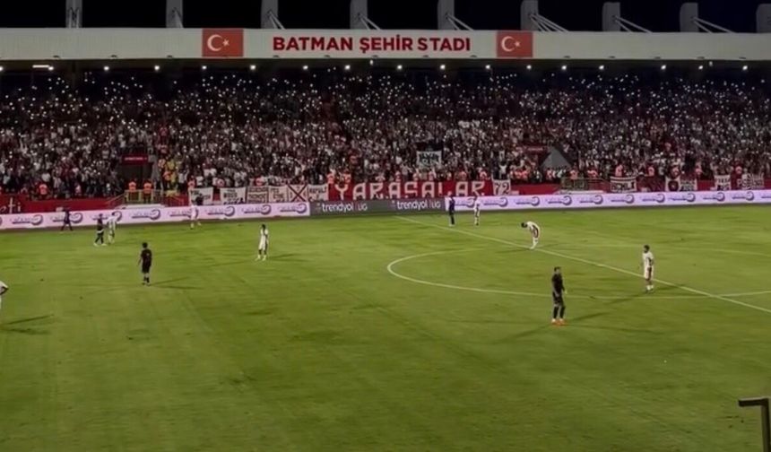 Batman Stadyumu’nda 72. Dakikada Işık Şovu! Taraftardan Gövde Gösterisi