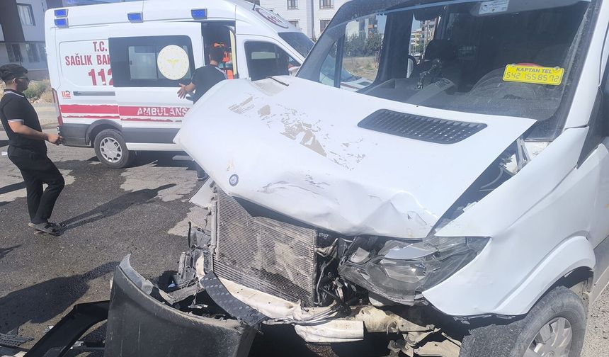 Minibüs İle Hafif Ticari Araç Çarpıştı: Bir Yaralı
