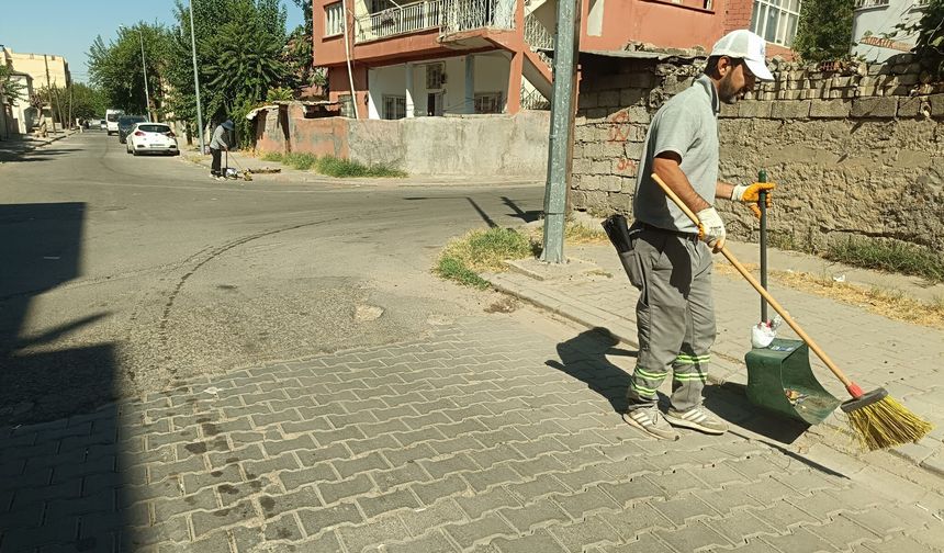 Okul ve Mahallelerde Temizlik Çalışmaları Sürüyor