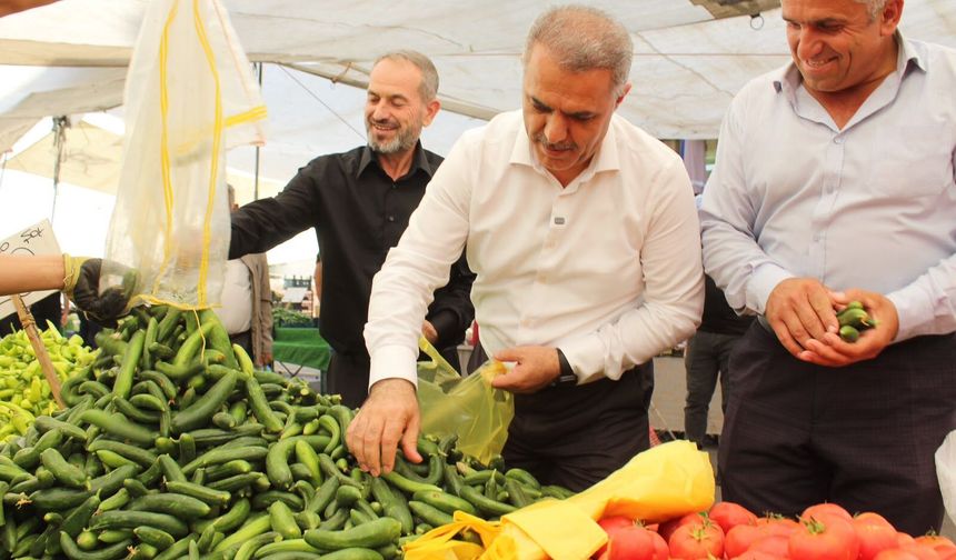 Şansi’den pazarda saha mesajı: Siyasetin merkezi sahadır