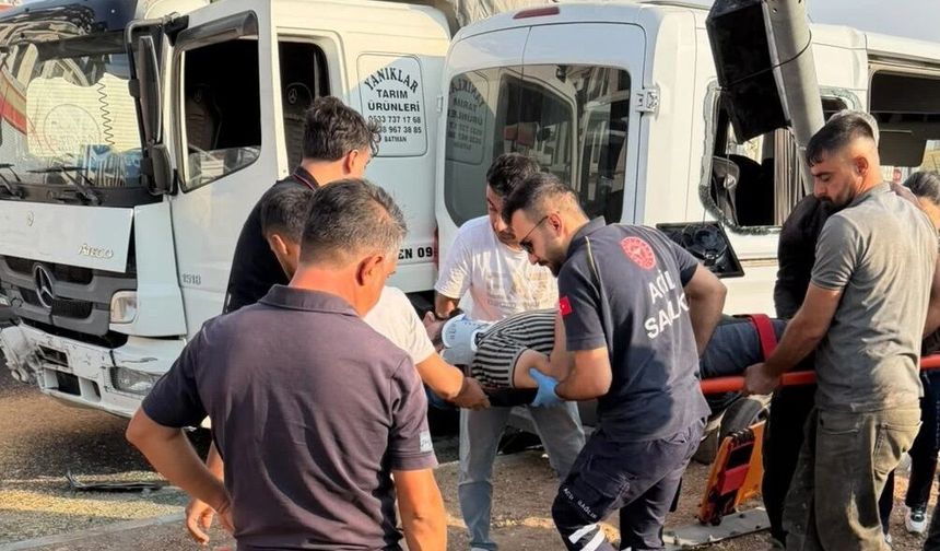 Tır ile Hafif Ticari Araç Çarpıştı: Çok sayıda yaralı var