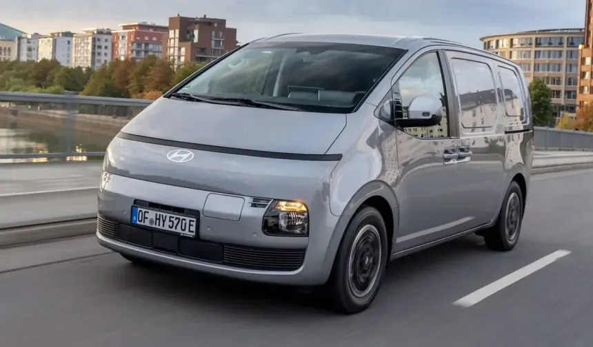 HYUNDAI, 800V MİMARİSİ, 450 KM WLTP MENZİLİ VE 1.040 KG YÜK TAŞIMA KAPASİTESİYLE DONATILMIŞ STARIA CARGO'YU TANITTI