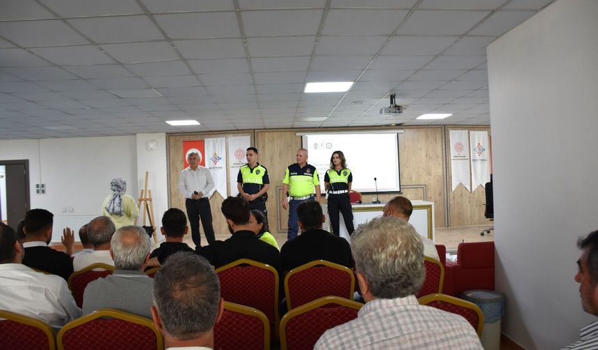 Öğrenci Servis Şoförleri ve Rehber Personele Trafik Eğitimi