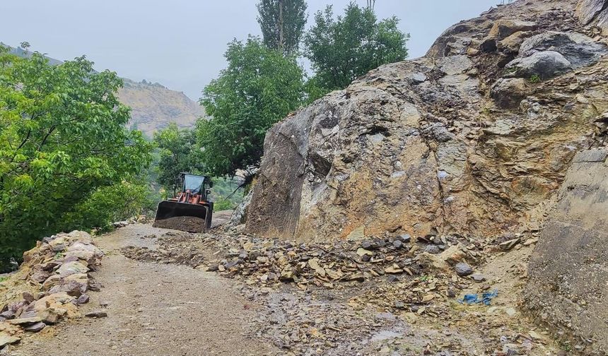 Sason’da Yağış Sonrası Köy Yollarına Hızlı Müdahale