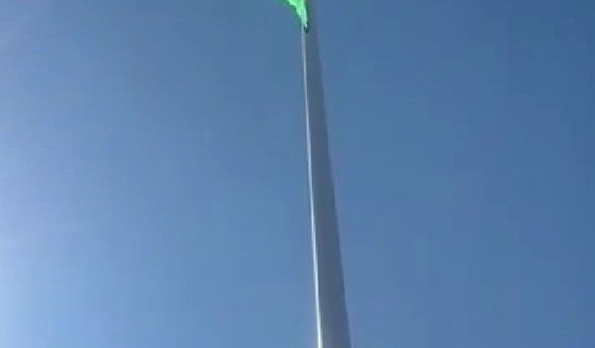 Azerbaycan Bayrağındaki Yeşil Renk Ne Anlama Gelir? Üç Renk Neyi Simgeler? Hilal ve Sekiz Köşeli Yıldızın Sırrı Nedir?