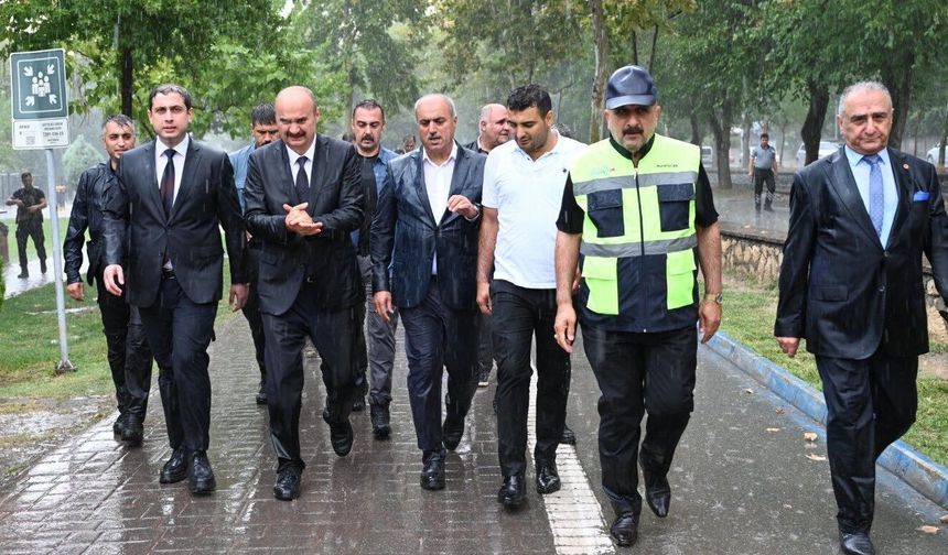 Vali Canalp’tan Dikkat Çeken Açıklama “Şemsiye Açtırsaydık da Eleştirilecektik”
