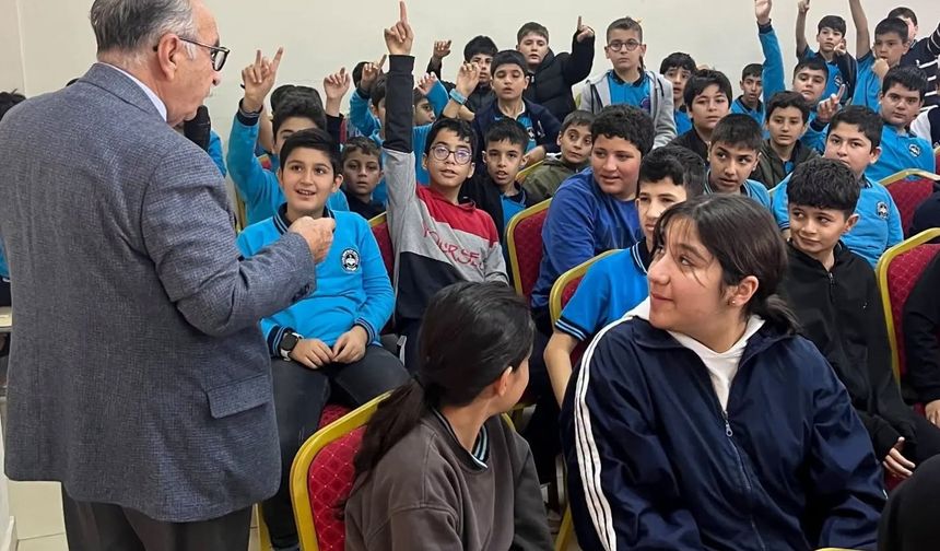 Yalvaç Ural’dan Batmanlı öğrencilere hayati mesaj: Kitap okuyun, teknolojiye esir olmayın!