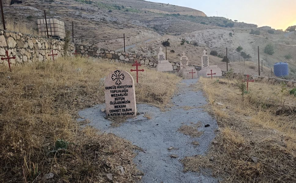 Gercüş’te Tarihe Işık Tutan Hıristiyan Mezarlığı