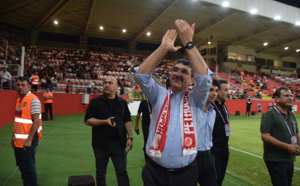 Nasıroğlu Taraftarı Selamladı, Tribünler Alkışlarla Karşılık Verdi