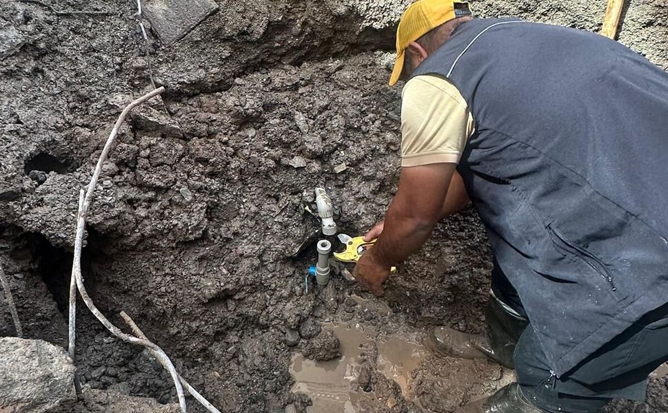 Su Kaçağı İhbarına Giden BASKİ Ekipleri Patlayan Abone Borusunu Buldu