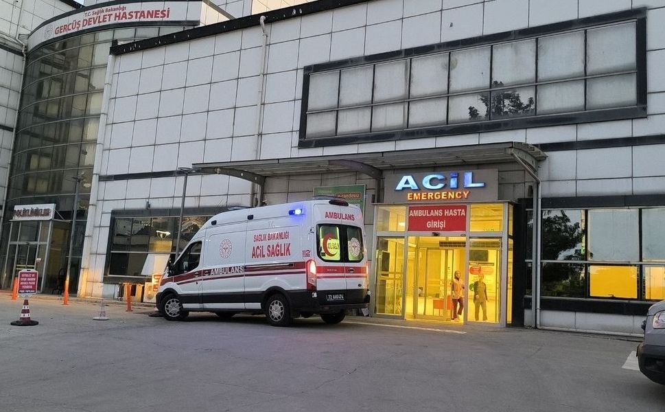 Gercüş'te Arazi Çalışmasında Kaza: Manevra Yapan Aracın Altında Kalan Genç İşçi Hastaneye Kaldırıldı