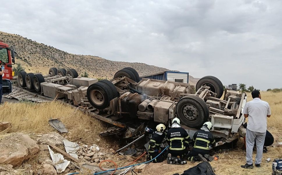 Batman-Hasankeyf Yolunda Tır Dehşeti: Sürücü Hayatını Kaybetti