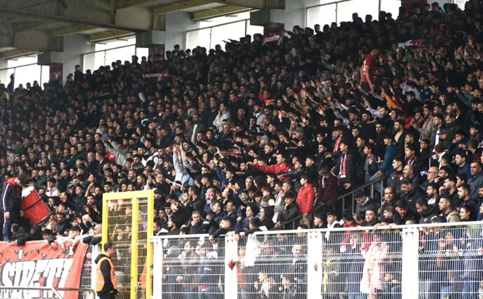 Batman'da Dev Derbi Çılgınlığı: Gişeler Alev Aldı, Koltuklar Dakikalar İçinde Eridi!