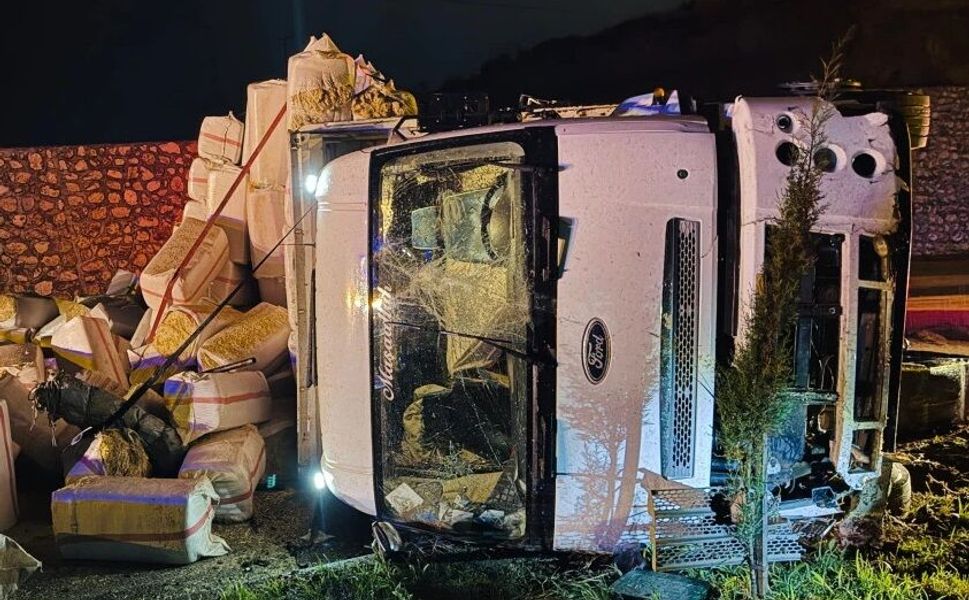 Batman’da Saman Yüklü Kamyon Yan Yattı: 2 Yaralı