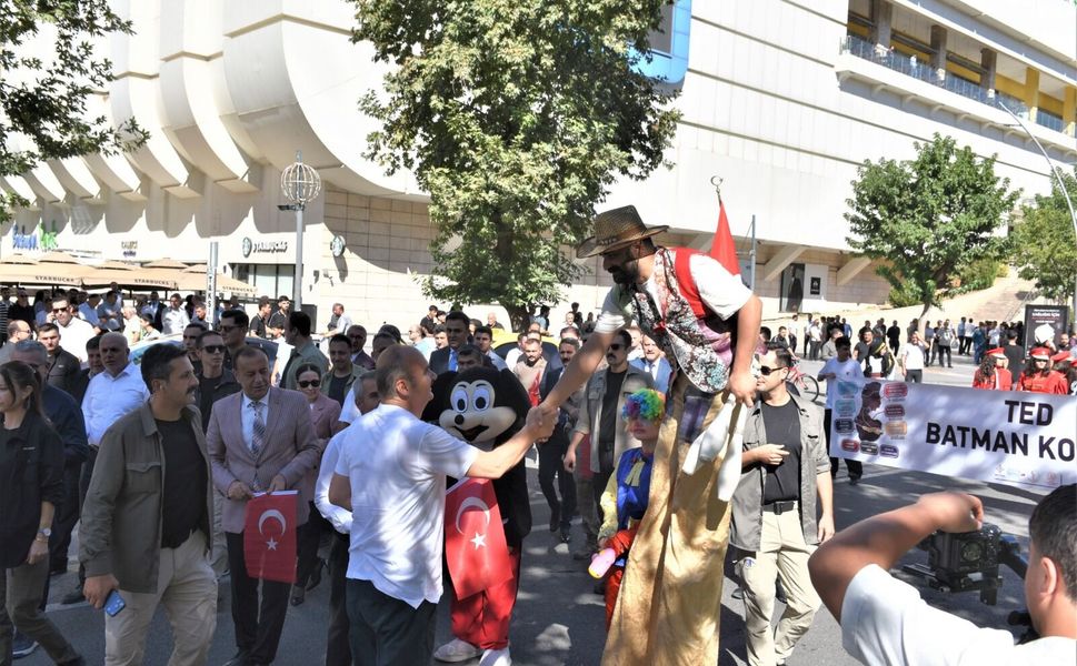 Festival Coşkusu Kortej Yürüyüşü ile Başladı