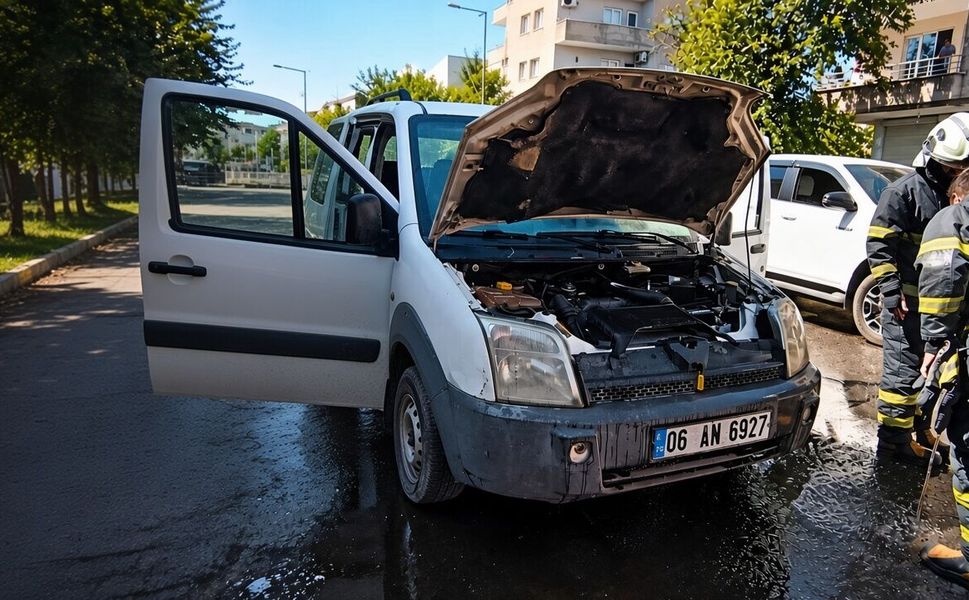 Batman'da Seyir Halindeki Hafif Ticari Araç Alev Alev Yandı: Sürücünün Soğukkanlı Müdahalesi Faciayı Önledi