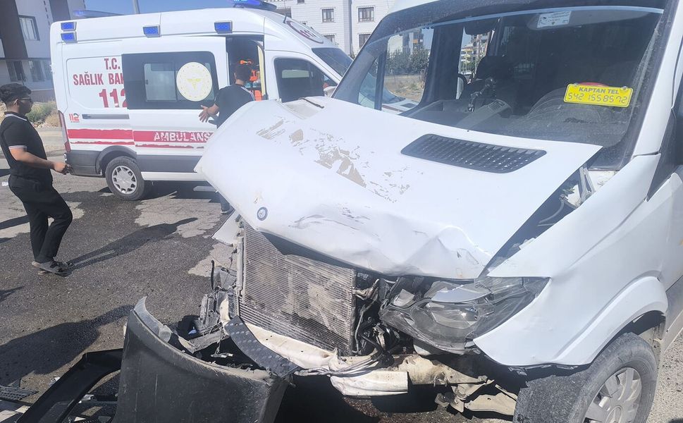 Minibüs İle Hafif Ticari Araç Çarpıştı: Bir Yaralı