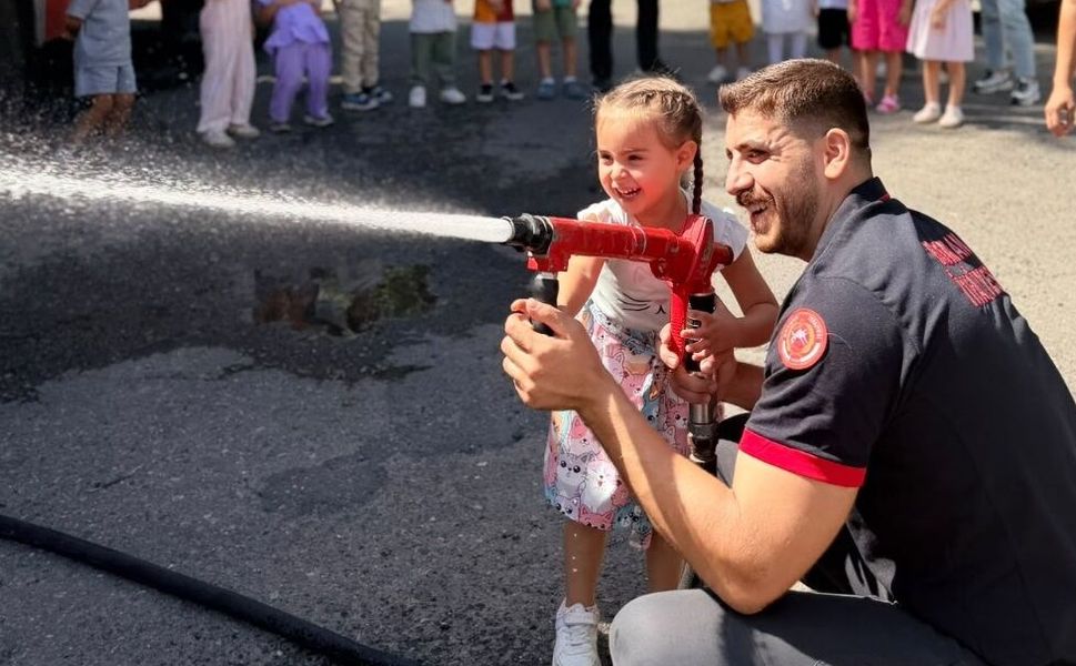 Minik İtfaiyeciler Görev Başında
