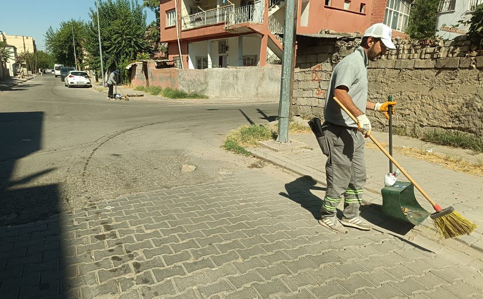 Okul ve Mahallelerde Temizlik Çalışmaları Sürüyor