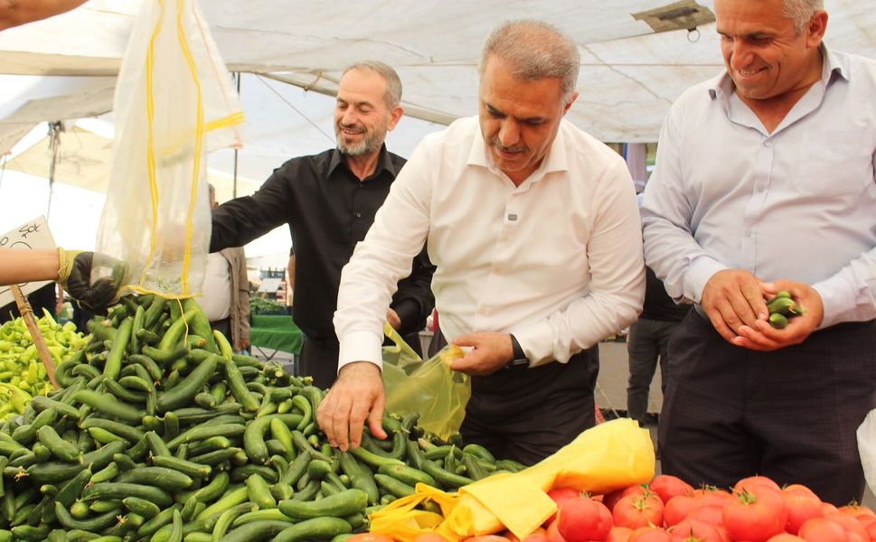 Şansi’den pazarda saha mesajı: Siyasetin merkezi sahadır
