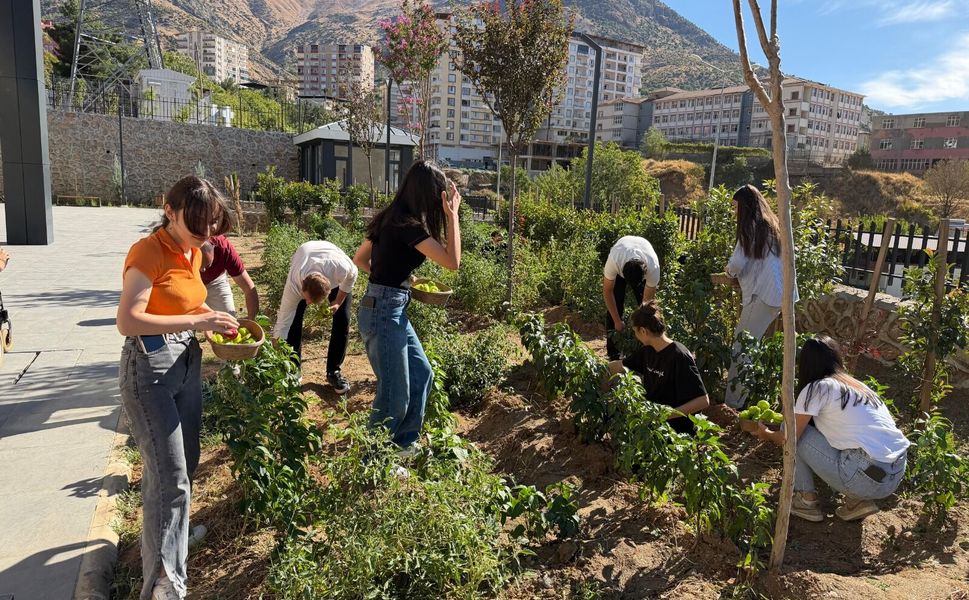 Sason’da Minik Ellerin Toprakla Buluşan Hasadı
