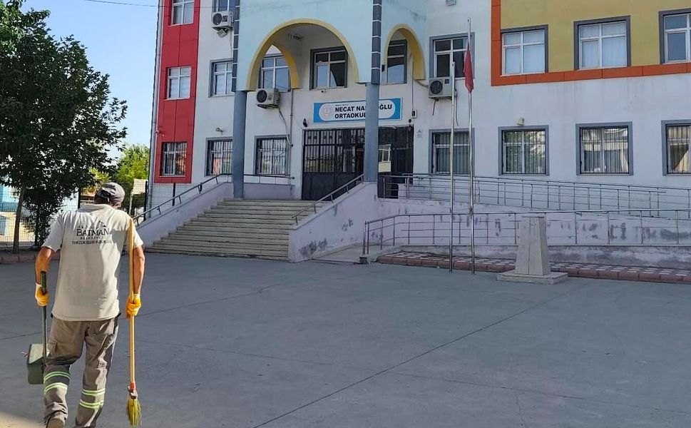 YENİ EĞİTİM YILI ÖNCESİ OKULLARDA KAPSAMLI TEMİZLİK ÇALIŞMASI