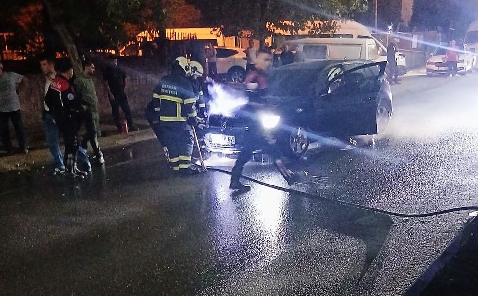 Batman’da Seyir Halindeki Otomobil Yandı