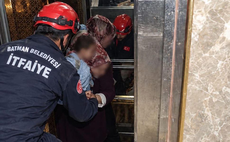 Asansörde Mahsur Kalan Kadın ve Çocuk Kurtarıldı!