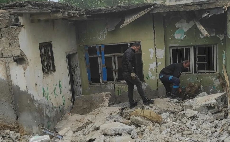 Batman’da İki bina daha yıkıldı