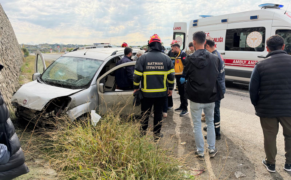 Batman’da Korkutan Kaza! Araç Duvara Çarptı, 2 Kişi Yaralandı