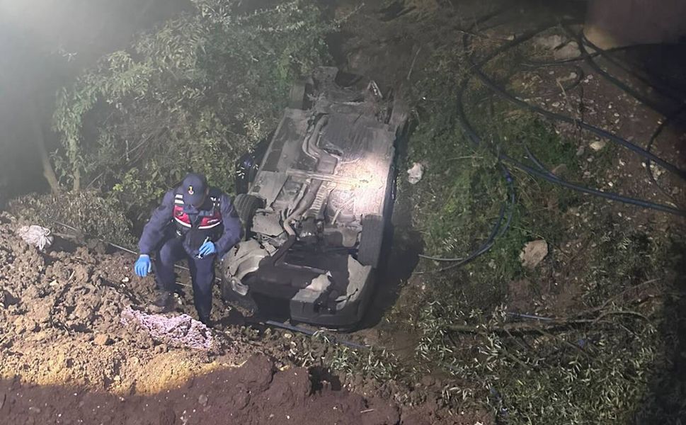 Batman’da Otomobil Uçuruma Yuvarlandı: Sürücü Araçta Sıkıştı