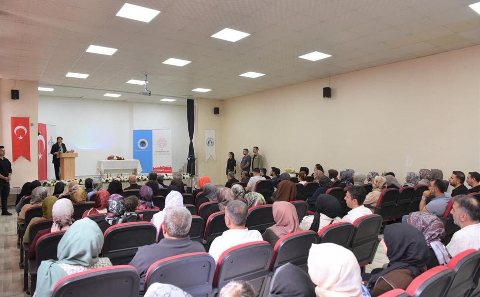 Güçlü Aile, Güçlü Toplum Mesajı! Dr. Ayten Canalp Velilerle Buluştu