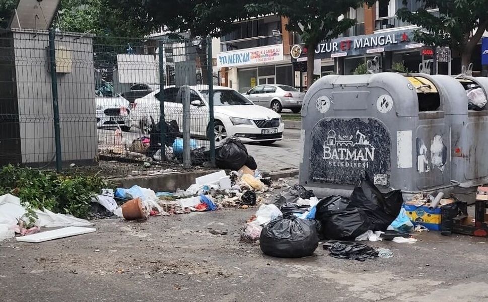 Gültepe’de Çöp Krizi! Toplanmayan Çöpler Tepki Çekti