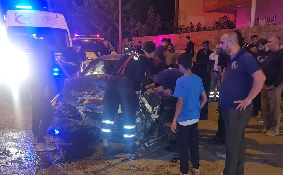 Hafif Ticari Araç İle Otomobil Çarpıştı: 3 Yaralı