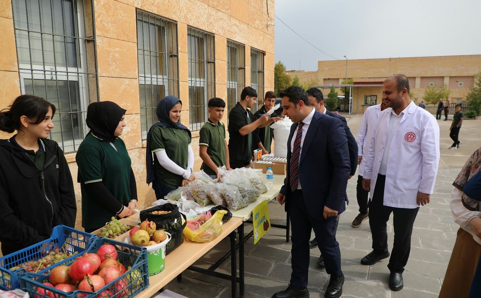 Hasankeyf’te Okul Kermesine Kaymakam ve Belediye Başkanından Ziyaret