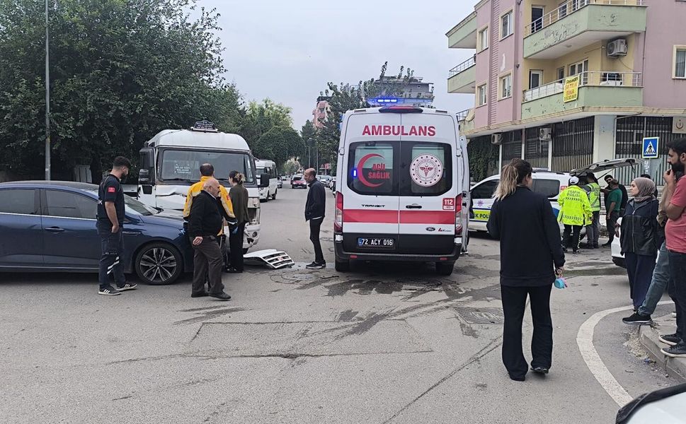 Minibüs ile Otomobil Çarpıştı: 1 Kadın Yaralandı