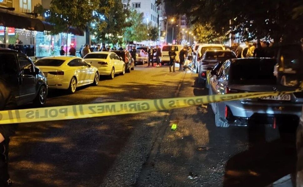 Motosikletle geldiler, iş yerine ateş edip kaçtılar