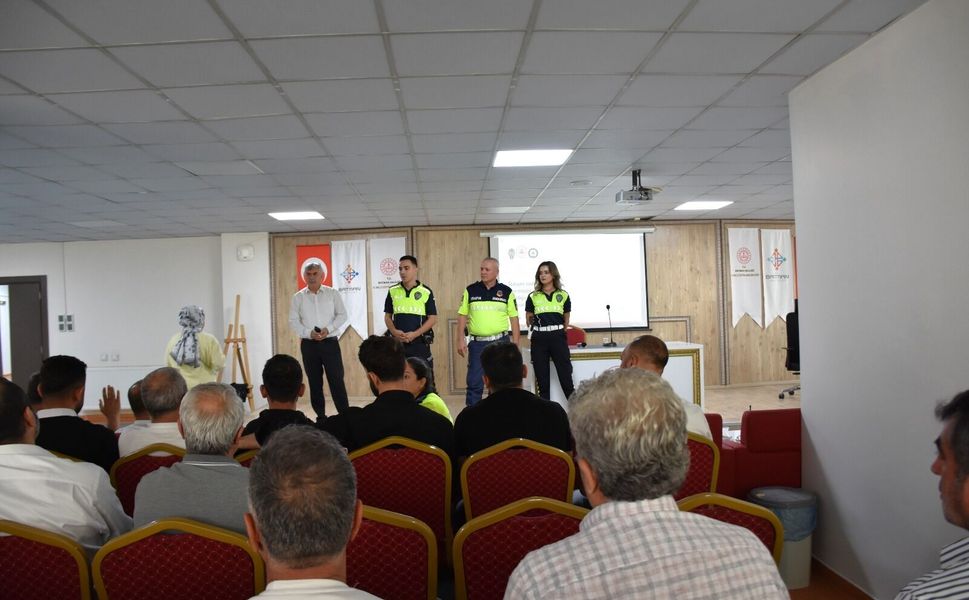 Öğrenci Servis Şoförleri ve Rehber Personele Trafik Eğitimi