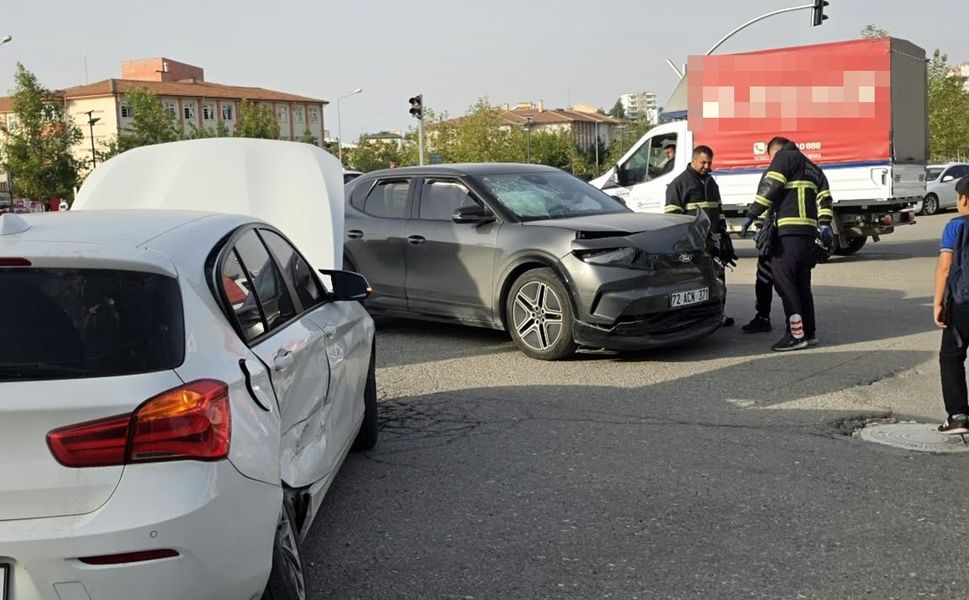 Otomobil ile cip çarpıştı! Araçlarda hasar oluştu