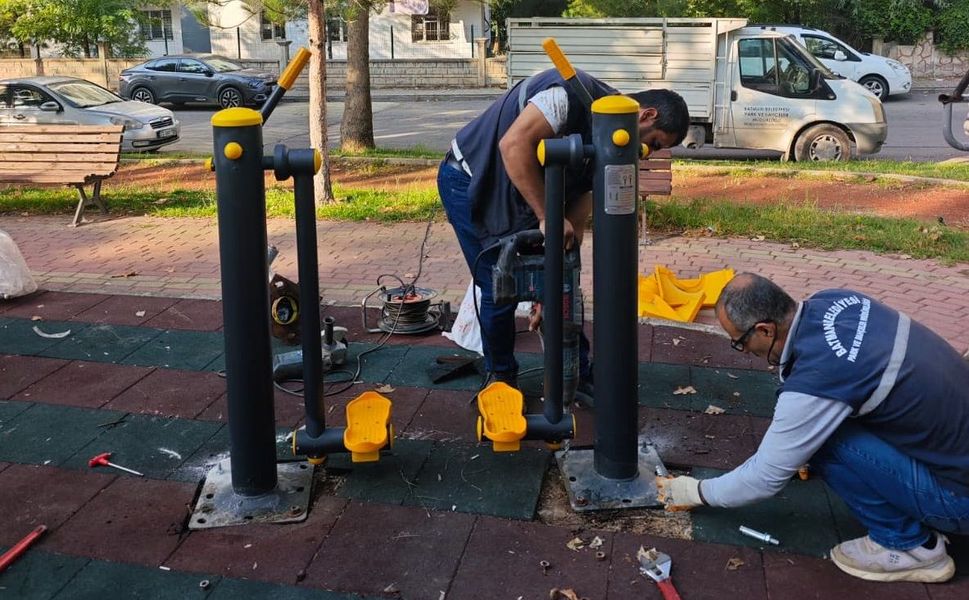 Parklardaki Hasarlı Ekipmanlar Değiştiriliyor