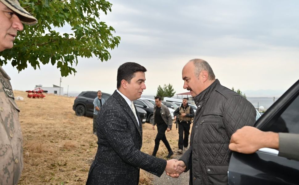 Protokol günün ilk ışıklarıyla sahaya indiler