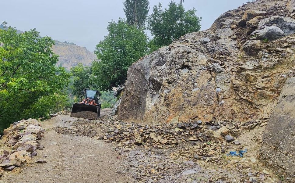 Sason’da Yağış Sonrası Köy Yollarına Hızlı Müdahale