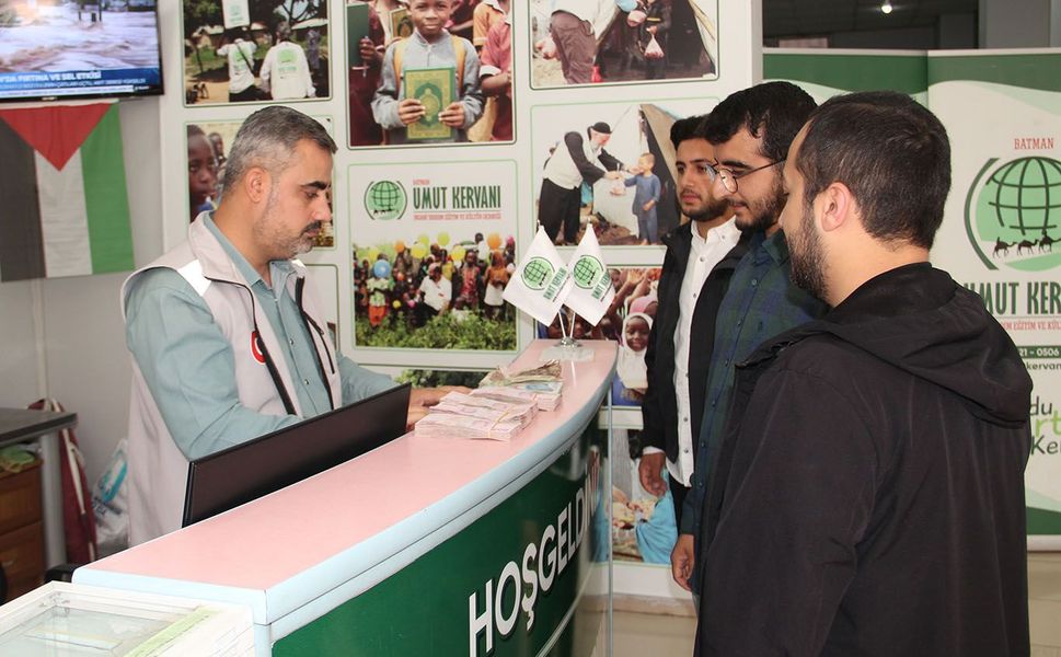 Üniversite öğrencileri kermes gelirini Gazze'ye bağışladı