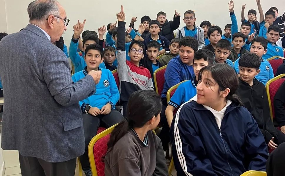 Yalvaç Ural’dan Batmanlı öğrencilere hayati mesaj: Kitap okuyun, teknolojiye esir olmayın!